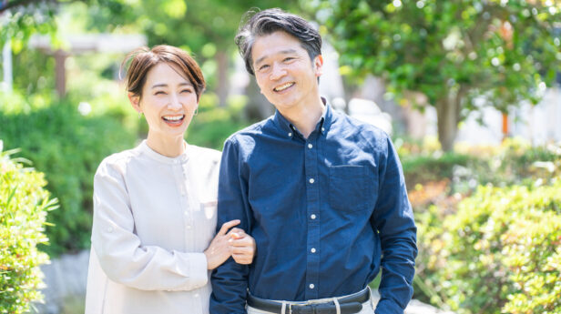 笑顔のミドル夫婦