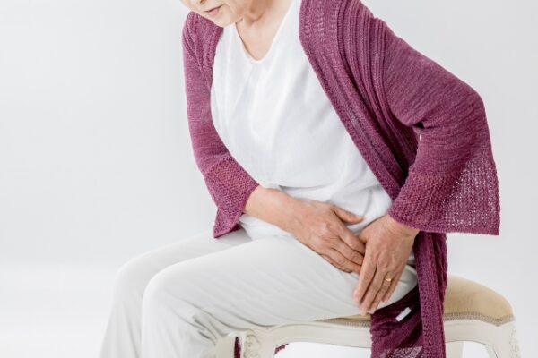 股関節痛の高齢女性